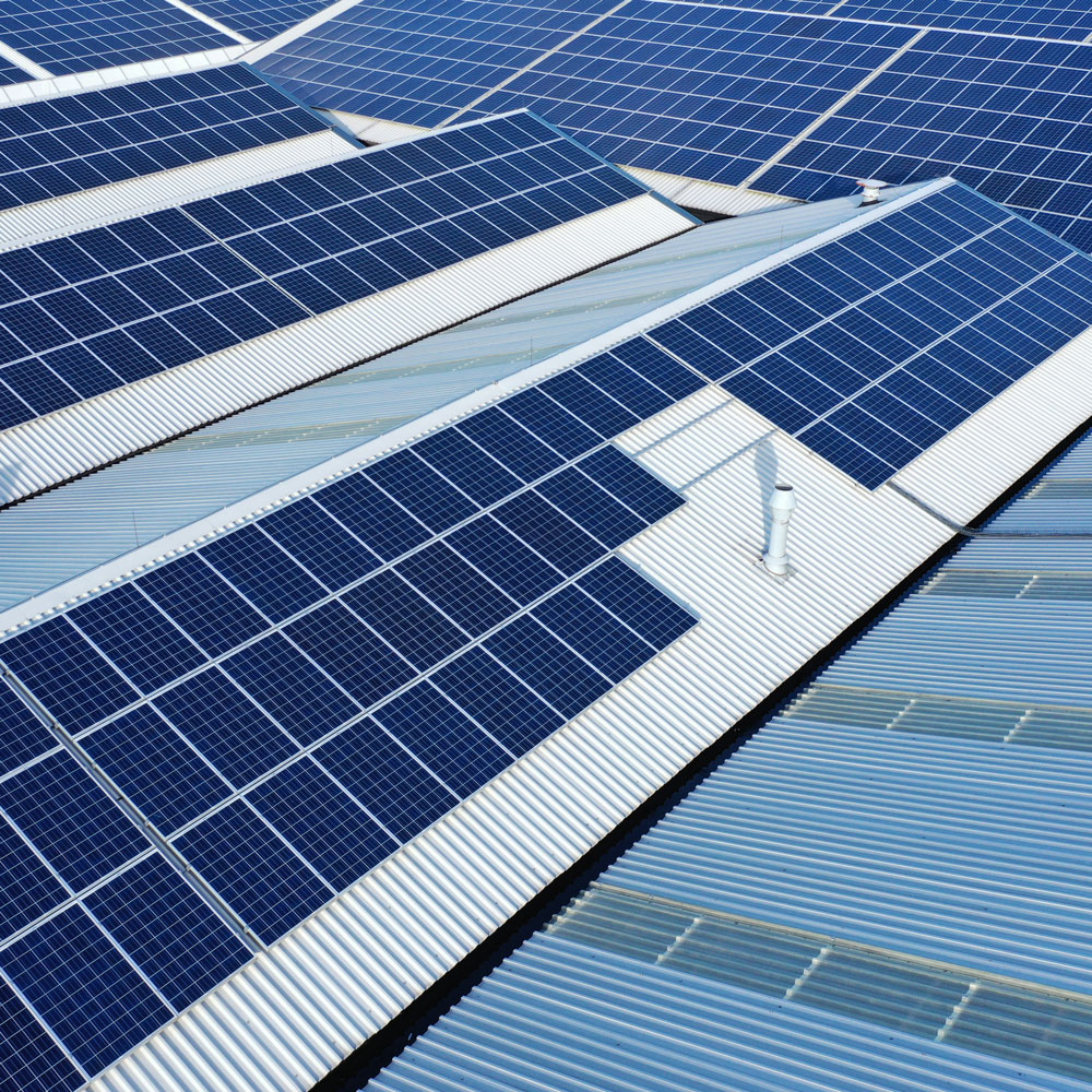 impianto fotovoltaico industriale su tetto in lamieria grecata